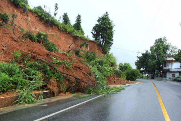 5月云南迪慶暴雨塌方路段及交通管制